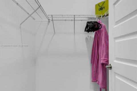 House in Miami Lakes, Florida 4 bedrooms, 264.49 sq.m. № 1956937 - photo 14