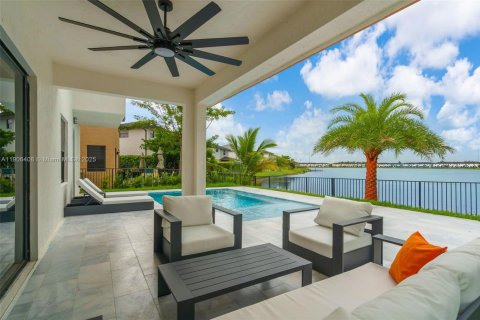 House in Miami Lakes, Florida 4 bedrooms, 264.49 sq.m. № 1956937 - photo 30