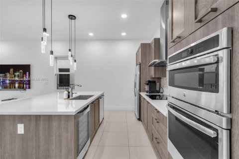 House in Miami Lakes, Florida 4 bedrooms, 264.49 sq.m. № 1956937 - photo 11