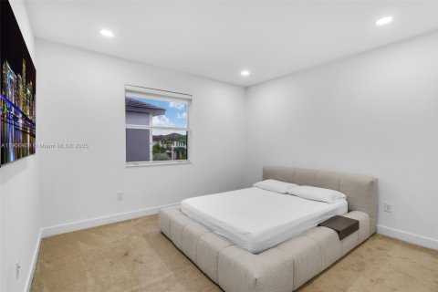 House in Miami Lakes, Florida 4 bedrooms, 264.49 sq.m. № 1956937 - photo 27