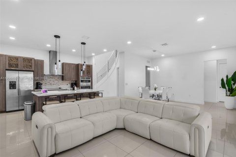 House in Miami Lakes, Florida 4 bedrooms, 264.49 sq.m. № 1956937 - photo 6