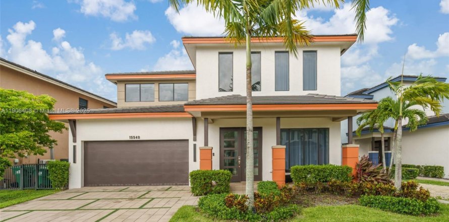 House in Miami Lakes, Florida 4 bedrooms, 264.49 sq.m. № 1956937