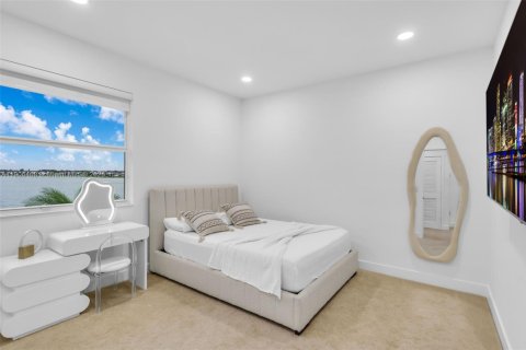 House in Miami Lakes, Florida 4 bedrooms, 264.49 sq.m. № 1956937 - photo 25