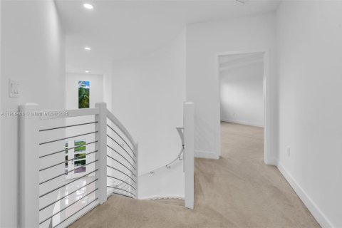 House in Miami Lakes, Florida 4 bedrooms, 264.49 sq.m. № 1956937 - photo 17