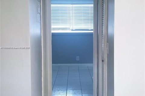 Copropriété à louer à Hallandale Beach, Floride: 1 chambre, 71.07 m2 № 1945094 - photo 5