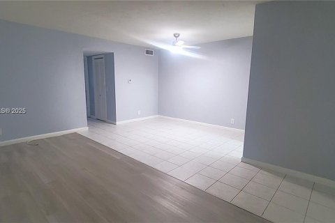 Copropriété à louer à Hallandale Beach, Floride: 1 chambre, 71.07 m2 № 1945094 - photo 2