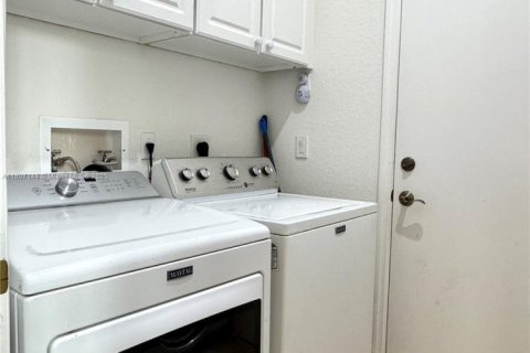 Townhouse in Hollywood, Florida 3 bedrooms, 236.34 sq.m. № 1741279 - photo 23