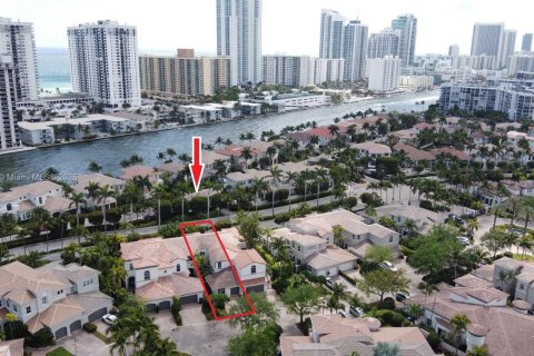 Townhouse in Hollywood, Florida 3 bedrooms, 236.34 sq.m. № 1741279 - photo 1