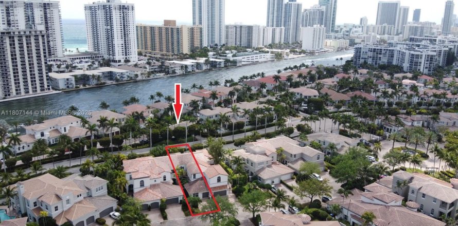 Townhouse in Hollywood, Florida 3 bedrooms, 236.34 sq.m. № 1741279