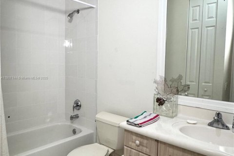 Townhouse in Hollywood, Florida 3 bedrooms, 236.34 sq.m. № 1741279 - photo 10