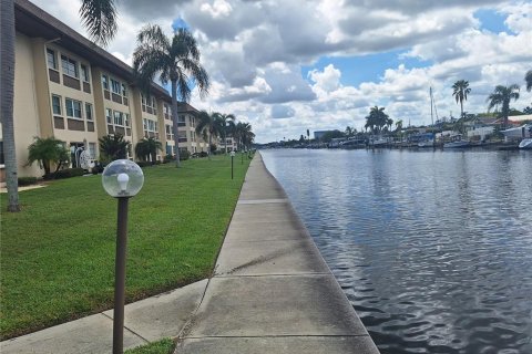 Condo in New Port Richey, Florida, 2 bedrooms  № 1904314 - photo 2