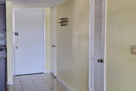 Condo in New Port Richey, Florida, 2 bedrooms  № 1904314 - photo 9