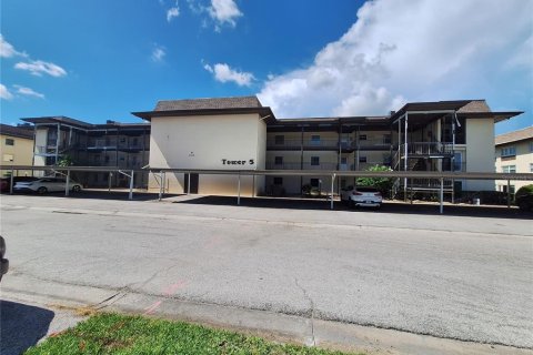 Condo in New Port Richey, Florida, 2 bedrooms  № 1904314 - photo 1