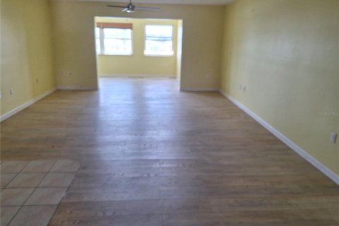 Condo in New Port Richey, Florida, 2 bedrooms  № 1904314 - photo 4