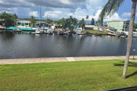 Condo in New Port Richey, Florida, 2 bedrooms  № 1904314 - photo 25