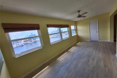 Condo in New Port Richey, Florida, 2 bedrooms  № 1904314 - photo 29