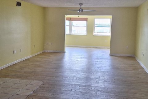 Condo in New Port Richey, Florida, 2 bedrooms  № 1904314 - photo 23
