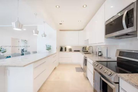 Casa en venta en North Miami Beach, Florida, 4 dormitorios, 203.46 m2 № 1942214 - foto 11