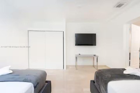 House in North Miami Beach, Florida 4 bedrooms, 203.46 sq.m. № 1942214 - photo 9