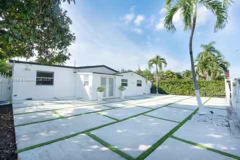 House in North Miami Beach, Florida 4 bedrooms, 203.46 sq.m. № 1942214 - photo 18