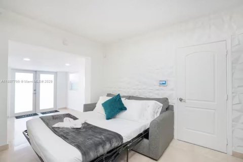 House in North Miami Beach, Florida 4 bedrooms, 203.46 sq.m. № 1942214 - photo 14
