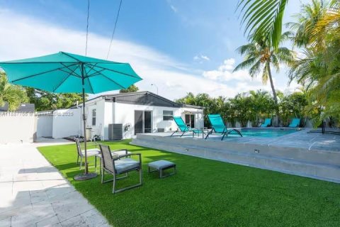 House in North Miami Beach, Florida 4 bedrooms, 203.46 sq.m. № 1942214 - photo 8
