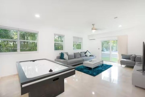 House in North Miami Beach, Florida 4 bedrooms, 203.46 sq.m. № 1942214 - photo 28