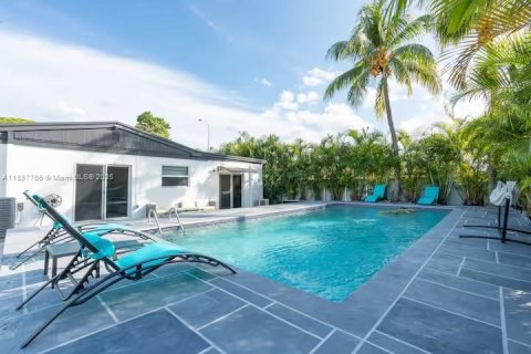 Casa en venta en North Miami Beach, Florida, 4 dormitorios, 203.46 m2 № 1942214 - foto 1