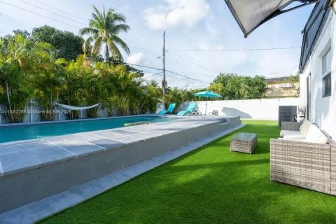 House in North Miami Beach, Florida 4 bedrooms, 203.46 sq.m. № 1942214 - photo 15