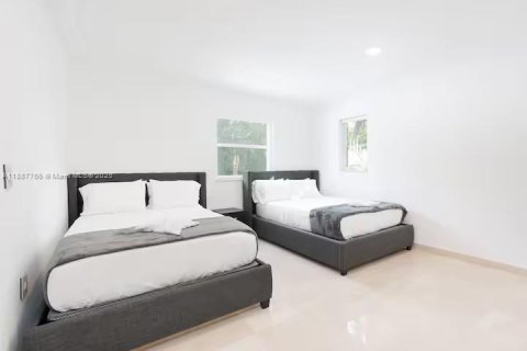 House in North Miami Beach, Florida 4 bedrooms, 203.46 sq.m. № 1942214 - photo 30
