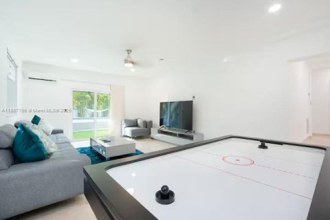 House in North Miami Beach, Florida 4 bedrooms, 203.46 sq.m. № 1942214 - photo 29