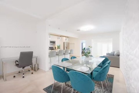 Casa en venta en North Miami Beach, Florida, 4 dormitorios, 203.46 m2 № 1942214 - foto 7