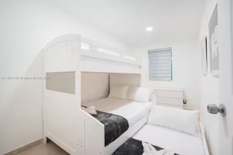 House in North Miami Beach, Florida 4 bedrooms, 203.46 sq.m. № 1942214 - photo 12