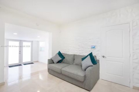 House in North Miami Beach, Florida 4 bedrooms, 203.46 sq.m. № 1942214 - photo 13