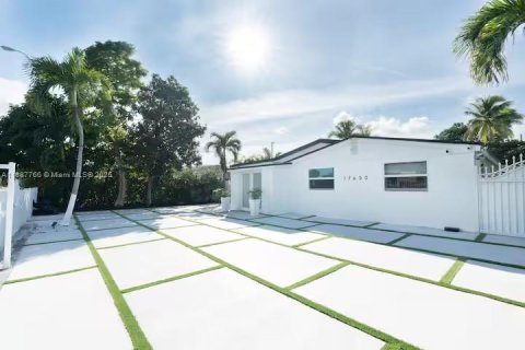House in North Miami Beach, Florida 4 bedrooms, 203.46 sq.m. № 1942214 - photo 19
