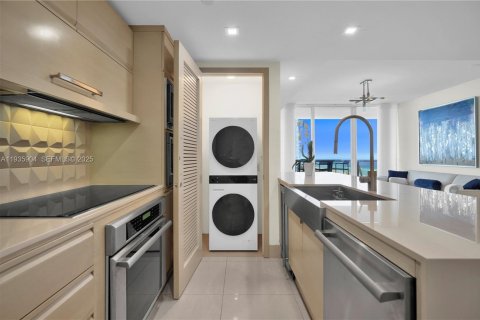 Condo in Miami Beach, Florida, 2 bedrooms  № 1994069 - photo 29