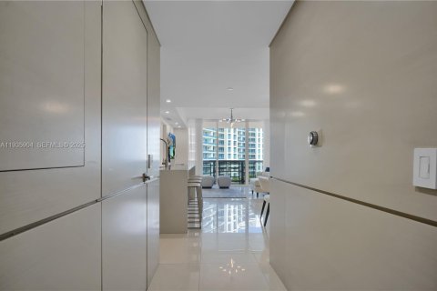 Condo in Miami Beach, Florida, 2 bedrooms  № 1994069 - photo 19