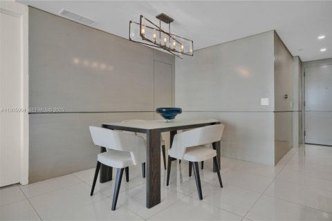 Condo in Miami Beach, Florida, 2 bedrooms  № 1994069 - photo 23