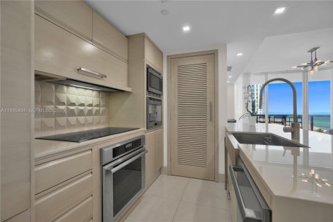 Condo in Miami Beach, Florida, 2 bedrooms  № 1994069 - photo 30