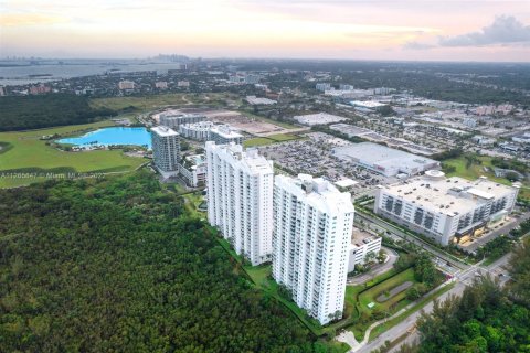 Condominio en venta en North Miami, Florida, 3 dormitorios, 167.32 m2 № 1712137 - foto 3