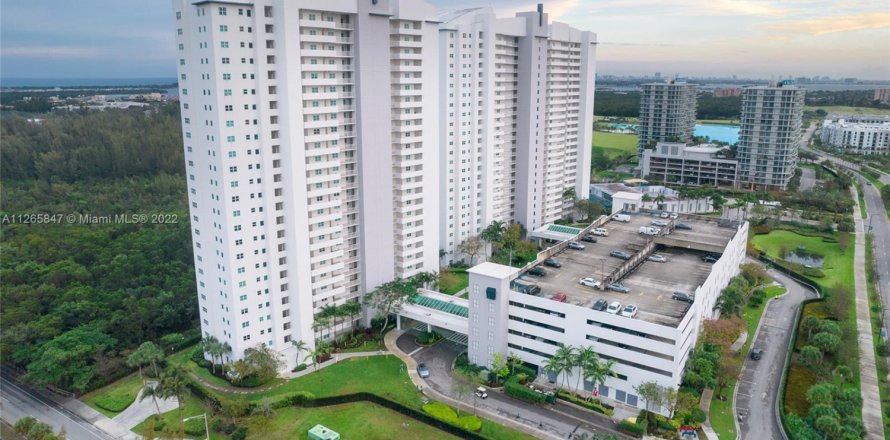 Condominio en North Miami, Florida, 3 dormitorios  № 1712137