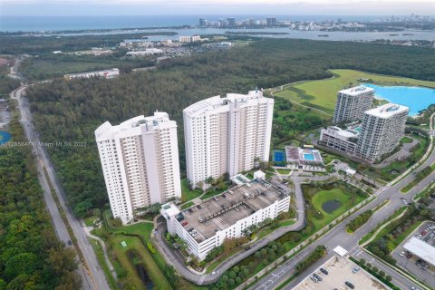 Condominio en venta en North Miami, Florida, 3 dormitorios, 167.32 m2 № 1712137 - foto 2