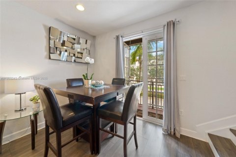 Condo in Pembroke Pines, Florida, 3 bedrooms  № 1955911 - photo 2