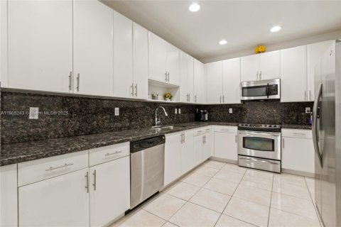 Condo in Pembroke Pines, Florida, 3 bedrooms  № 1955911 - photo 4