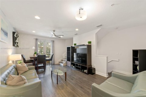 Condo in Pembroke Pines, Florida, 3 bedrooms  № 1955911 - photo 1