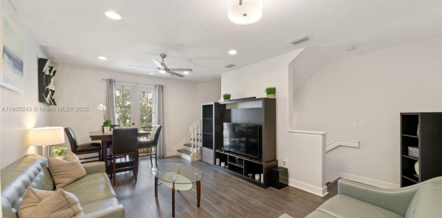 Condo in Pembroke Pines, Florida, 3 bedrooms № 1955911