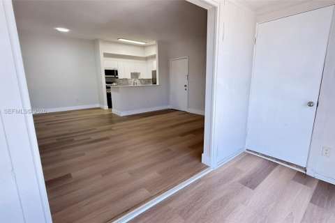 Condominio en alquiler en Miami, Florida, 2 dormitorios, 80.82 m2 № 2026121 - foto 11