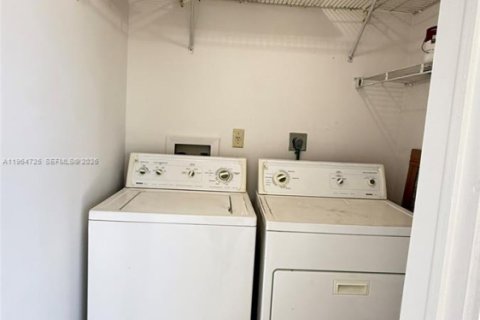 Condominio en alquiler en Miami, Florida, 2 dormitorios, 80.82 m2 № 2026121 - foto 12