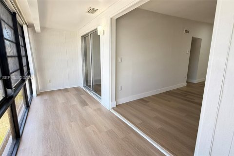 Condominio en alquiler en Miami, Florida, 2 dormitorios, 80.82 m2 № 2026121 - foto 13