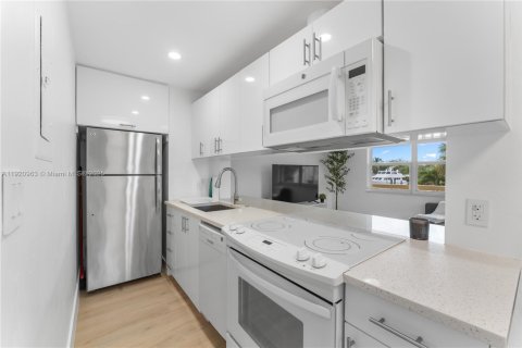 Condo in Fort Lauderdale, Florida, 1 bedroom  № 2018769 - photo 7